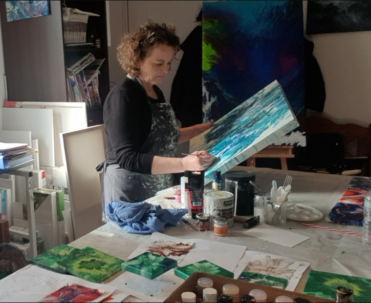 Corinne Bardou dans son Atelier Pouring 