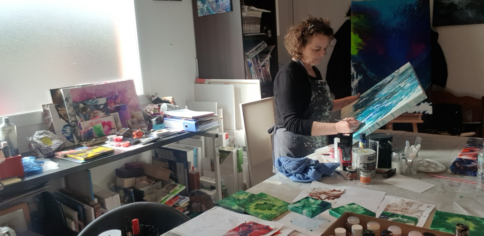 Acrylic pouring : tuto swipe rotatif facile avec Corinne Bardou