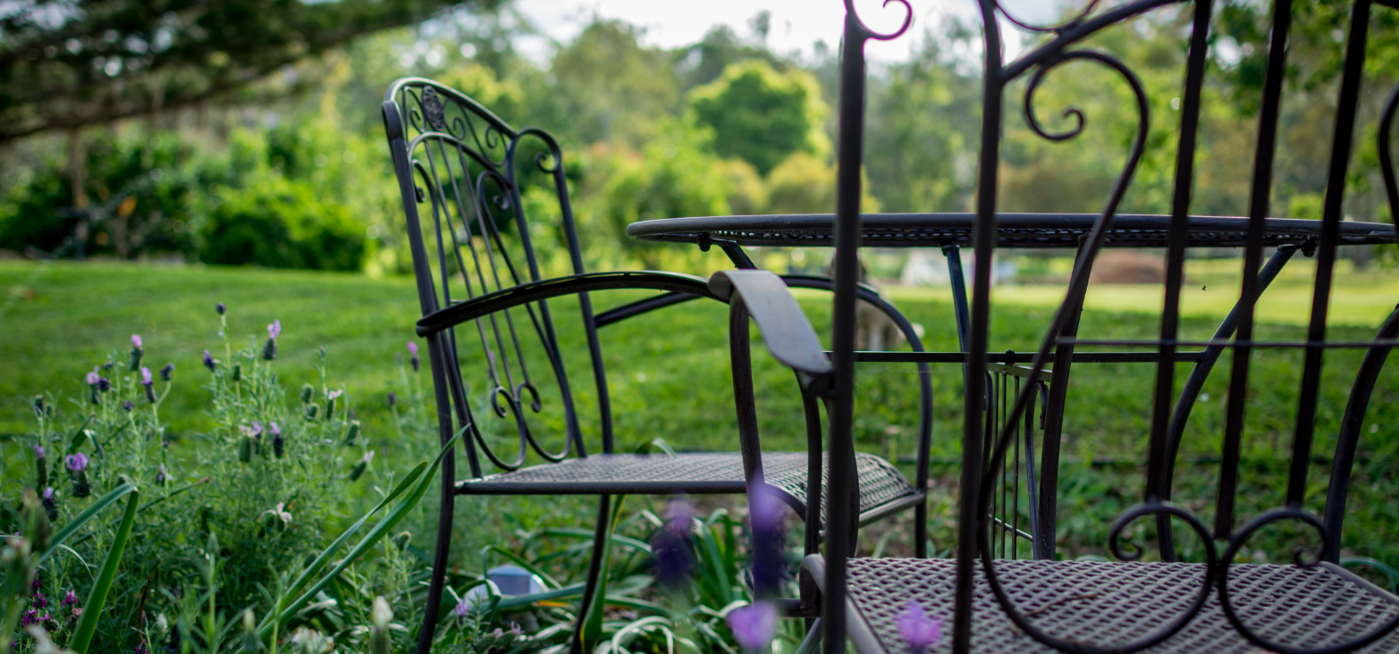 Comment rénover son salon de jardin en bois, fer ou PVC ?