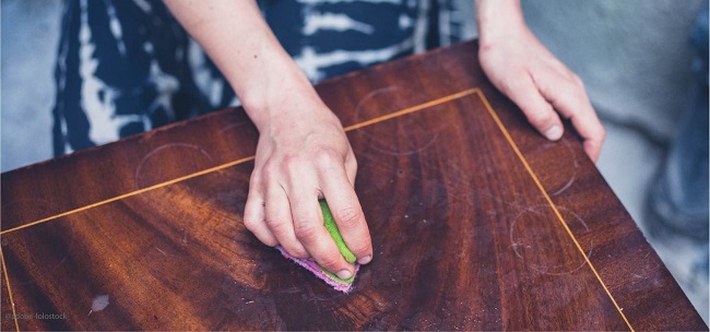 Entretenir un meuble en bois vernis