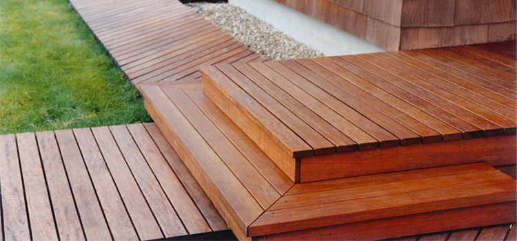 Quiere cambiar su terraza? Piedra o madera, ¿que elegir?