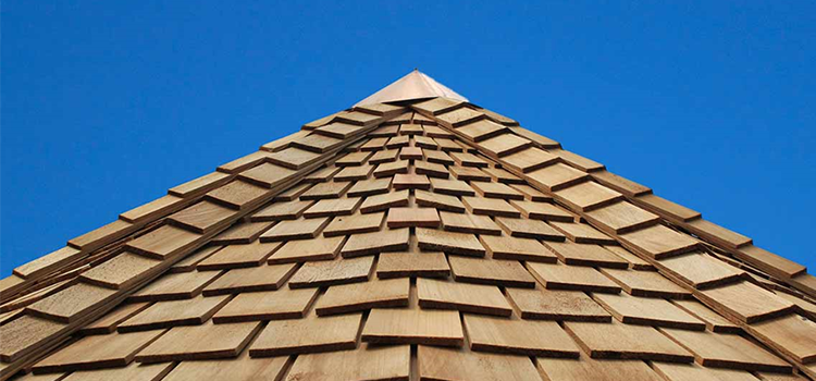 Sur le toit, des tuiles de bois !